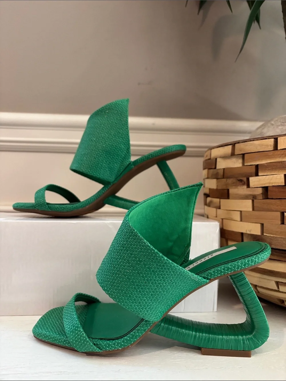 New! Gianni Bini Plumlee Asymmetrical Raffia Architectural Wedge Sandals in gree